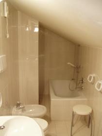 <b>bagno piano superiore con vasca</b> bagno piano superiore con vasca