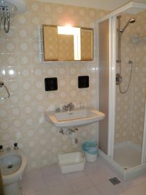 <b>bagno con doccia</b> 